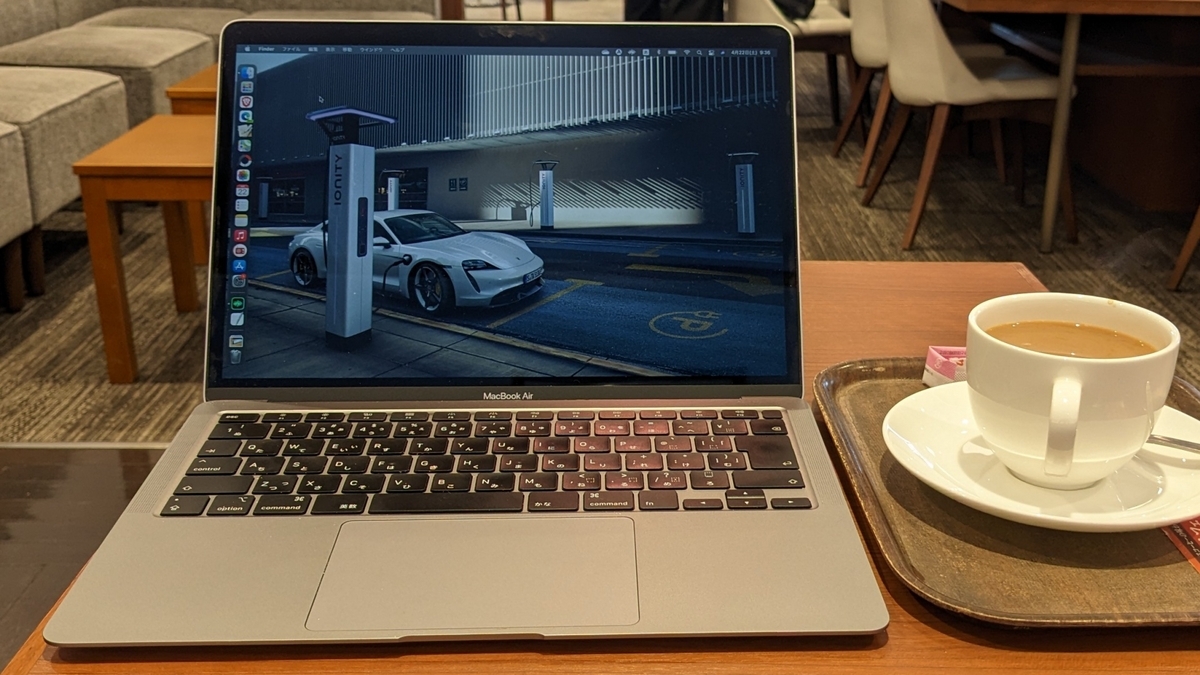 カフェテーブルの上のMacBook