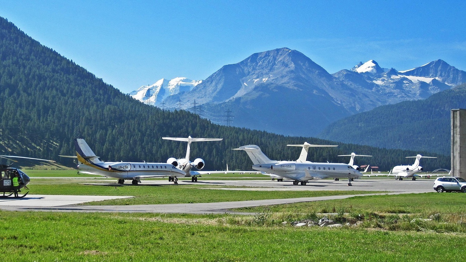 飛行機が待機する空港