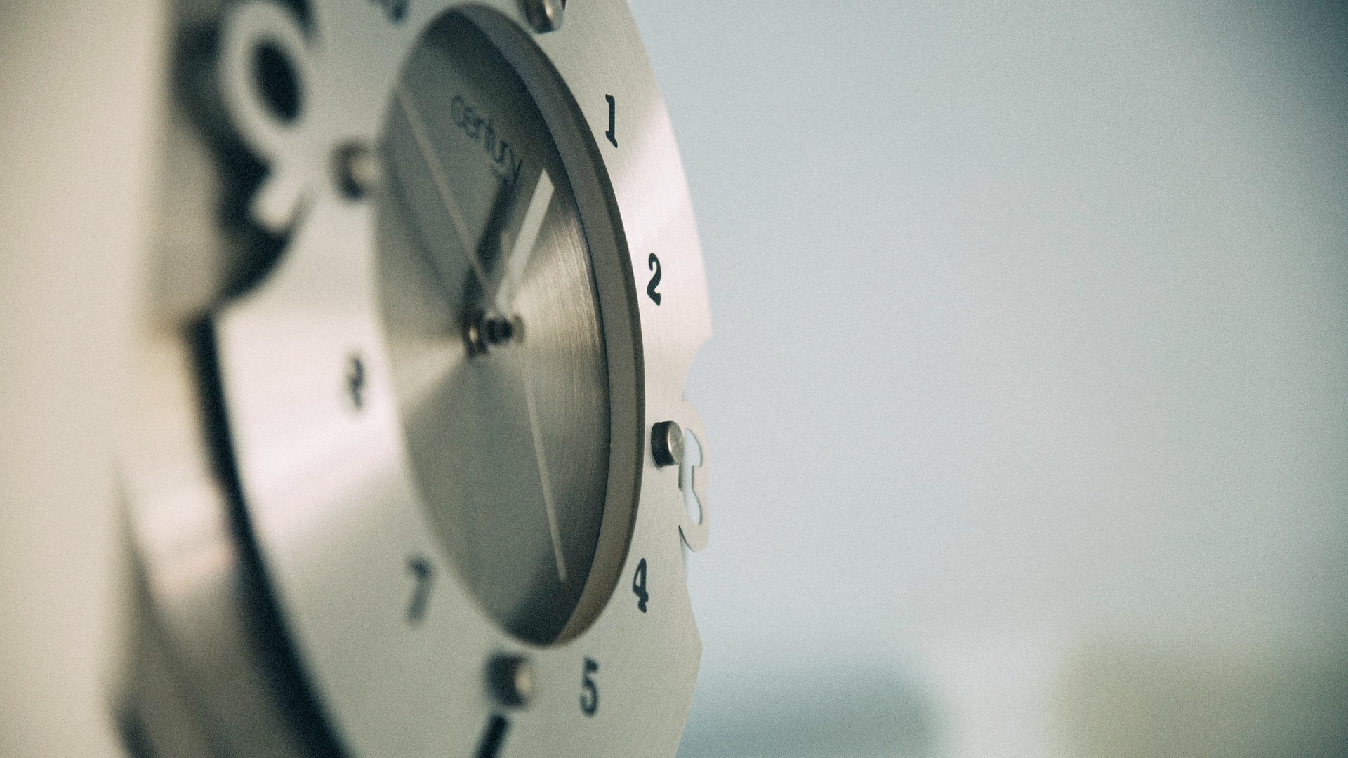 クローズアップされた掛時計の文字盤