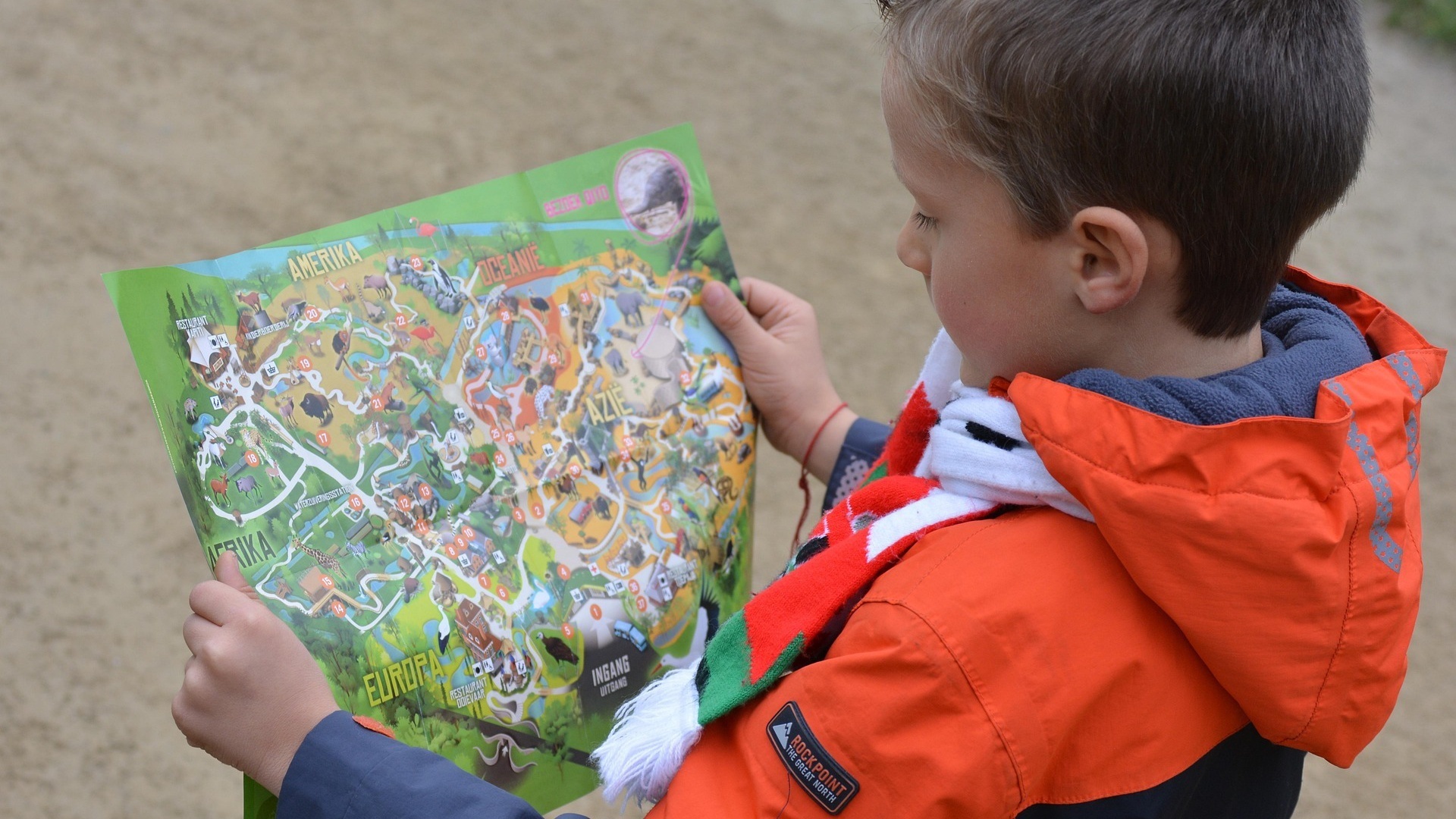 マップで探す少年