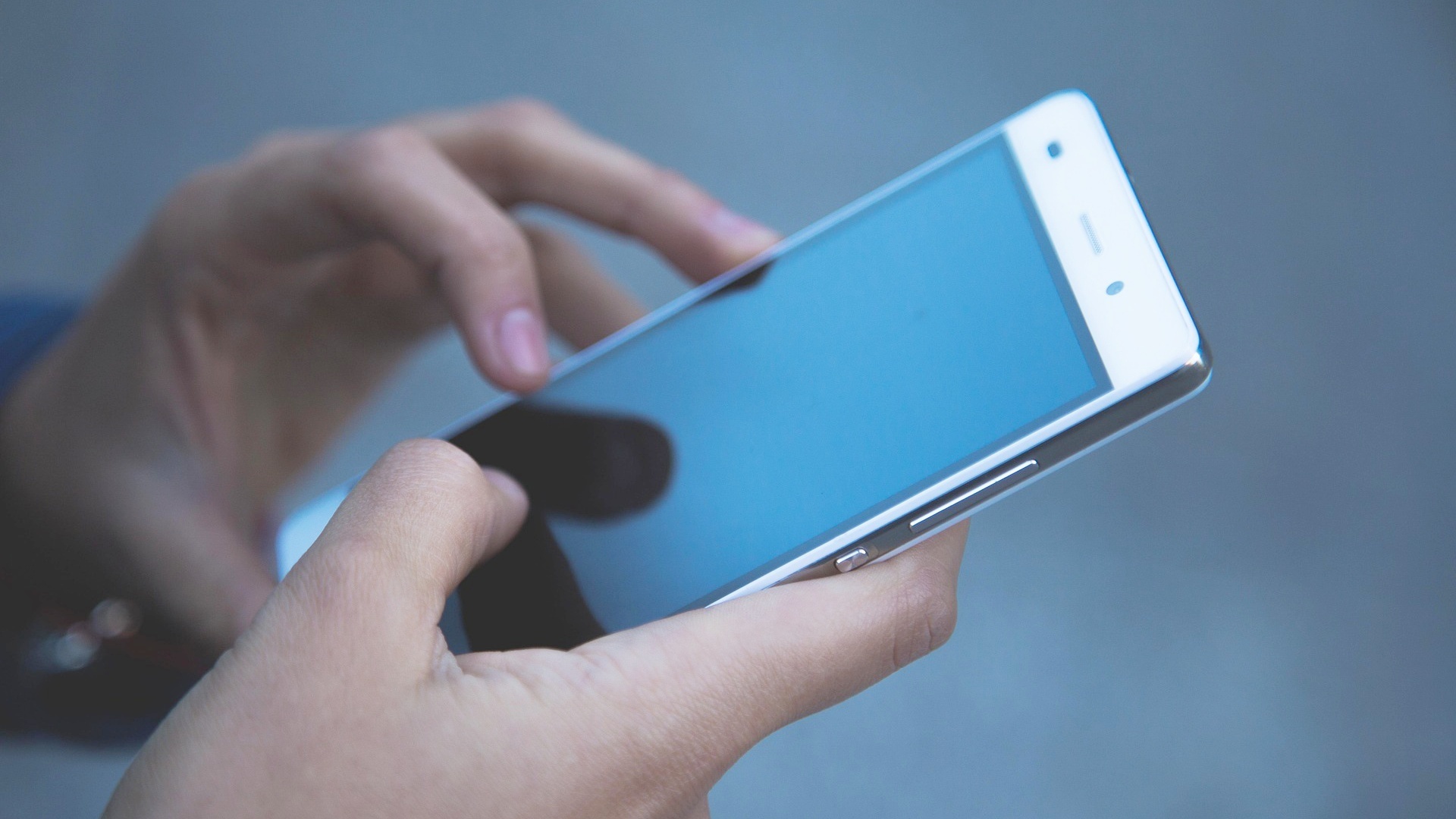 スマートフォンで閲覧する様子