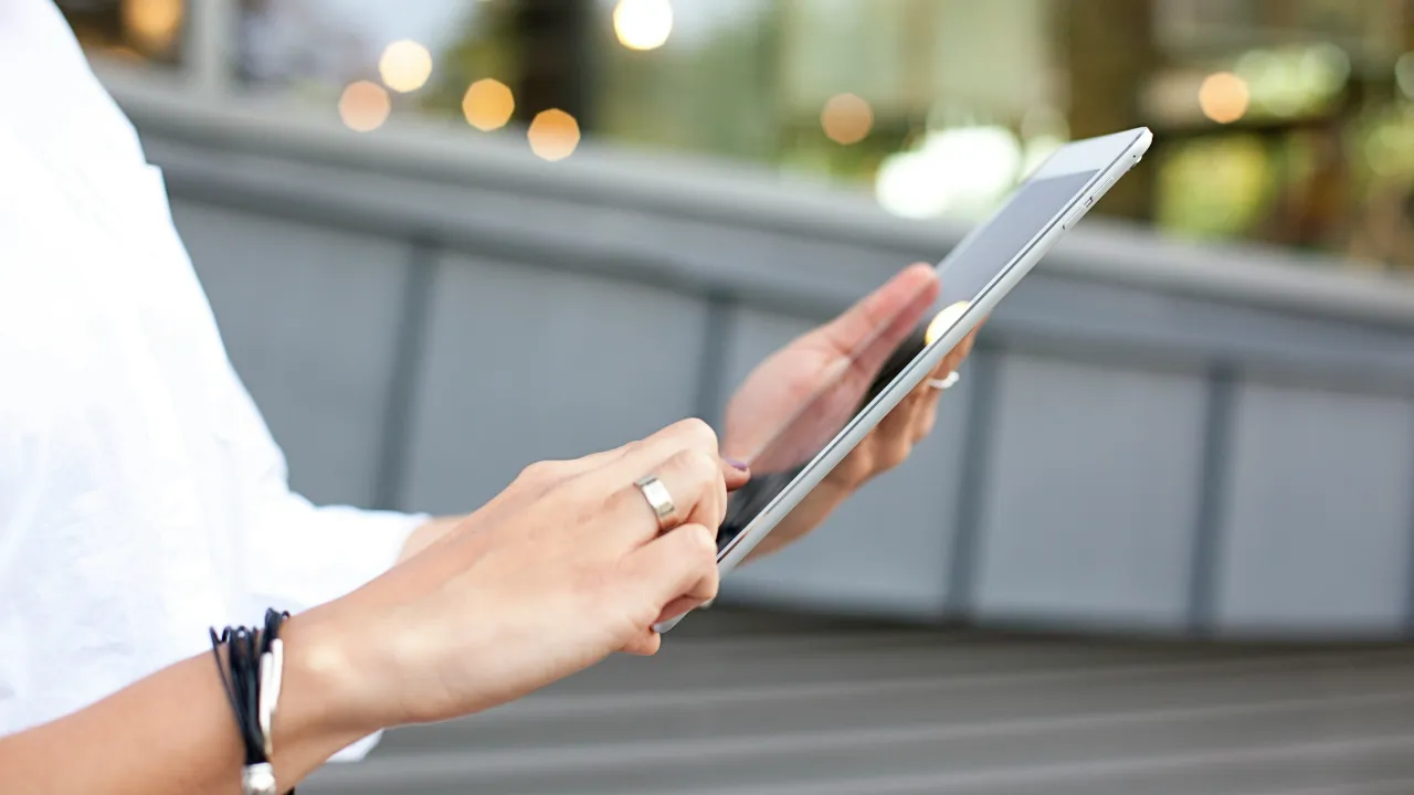 タブレットを操作する人