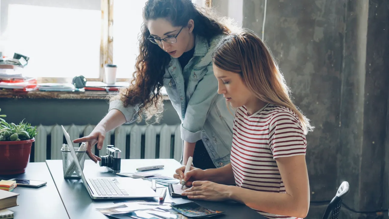 PCの前で作業をする2人の女性